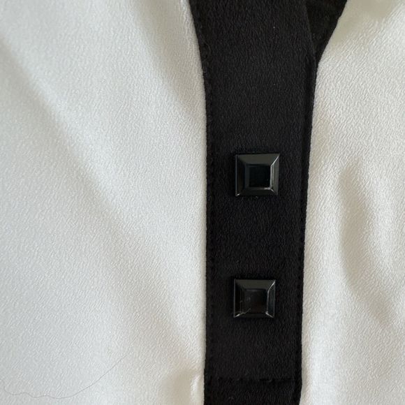 Reaction by Kenneth Cole Blouse Women's Size Medium White Black Trim Roll Tab - Picture 4 of 11